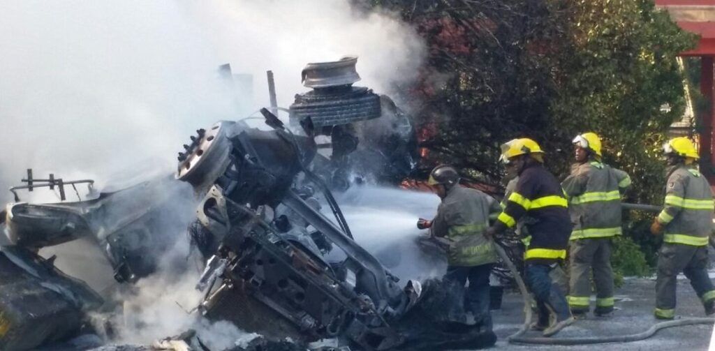 Se incendia tanquero cargado de GLP en avenida Mirador Norte