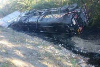 Camión tanquero se vuelca en carretera Baní-Azua; muere su chofer