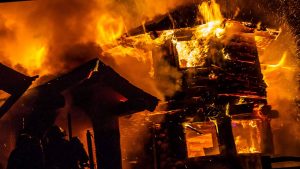(VIDEO) Incendio destruye tres viviendas en Los Mina