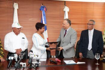 Barrick Pueblo Viejo y La Unidad de Electrificación Rural Suburbana (UERS) firman acuerdo
