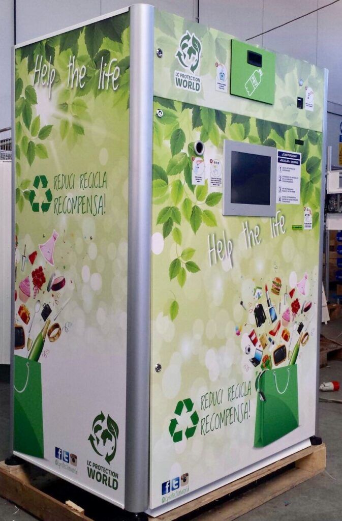 Agora Mall presenta iniciativa de reciclaje con máquina recolectora de botellas plásticas