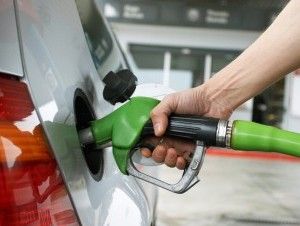Gasolinas bajan más de dos pesos, otros combustibles suben