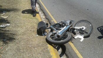 Yipeta mata motorista en la avenida John F. Kennedy