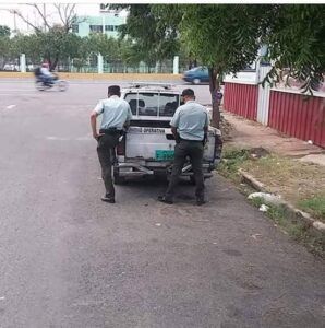 Atrapan agente de AMET orinándose en plena vía pública