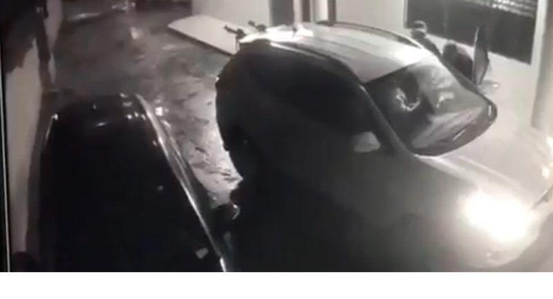 Hombre dispara a quienes le ayudaron a liberar su carro atascado