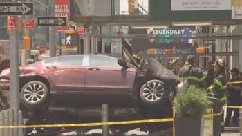 Un muerto y 20 heridos en Nueva York tras auto atropellar una multitud