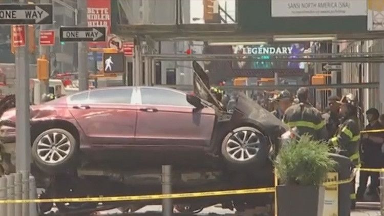 Un muerto y 20 heridos en Nueva York tras auto atropellar una multitud