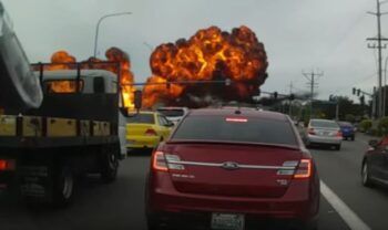 (VIDEO) Una avioneta se estrella en medio de una carretera de EE.UU.