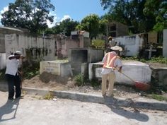 Cadáveres de cementerio van a parar a patios de viviendas