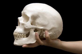 Apresan brujo haitiano tras encontrarle cráneo humano