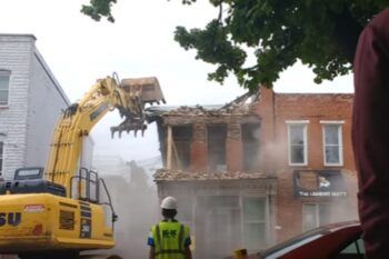 Expertos en demoliciones derrumban edificio equivocado