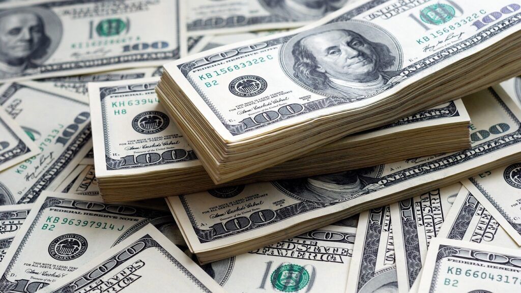 La Dirección General de Aduanas esta buscando dueño de dolares dejado en esa institución
