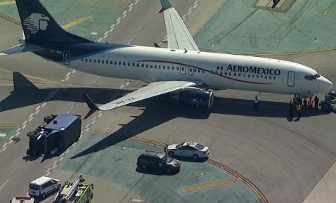 Avión de Aeroméxico choca en Aeropuerto de Los Ángeles; hay ocho heridos