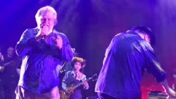 VIDEO: Un músico sufre un infarto mortal en pleno show y la banda continúa tocando