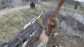 Graba el momento en el que sufre el ataque de un oso negro (VIDEO)