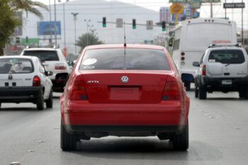Fuerte medidas para vehículos sin placa