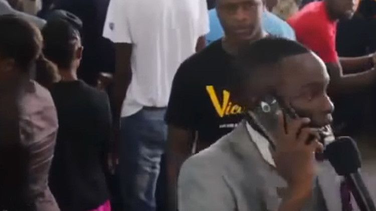 (VIDEO) Un predicador africano llama por teléfono a Dios y sus seguidores le creen
