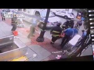 (VIDEO) Mujer cae en tremendo hoyo por estar atenta a su celular