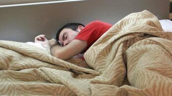 Congelar la almohada o cenar picante, algunos trucos para dormir con mucho calor (y sin aire acondicionado)