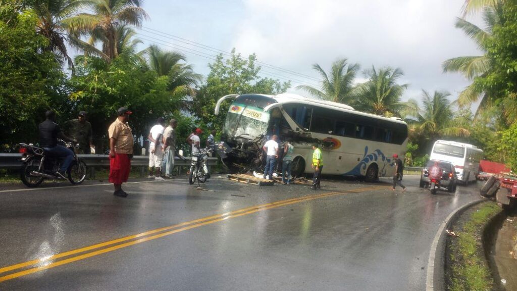 9 heridos en accidente entre un autobús de estudiantes y una patana en Samaná