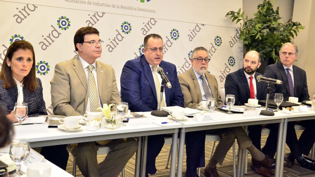 Magín Díaz: recaudaciones duplican tasas de crecimiento de la economía