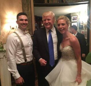 Trump aparece de sorpresa en una boda