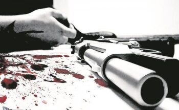 Mujer se suicida de un disparo en la sien y deja carta de despedida.