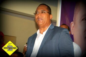 Gobernador de Nagua golpea «accidentalmente» la cabeza a una periodista con la puerta de su vehículo.