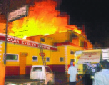 Fuego consumió almacén de Casa Evelyn en Villa Juana.