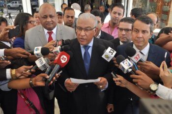 Bautista es recibido con alegría a su salida de la cárcel por sus compañeros del PRM.