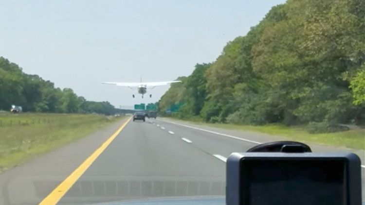 VIDEO: Un avión aterriza de emergencia en medio de una carretera