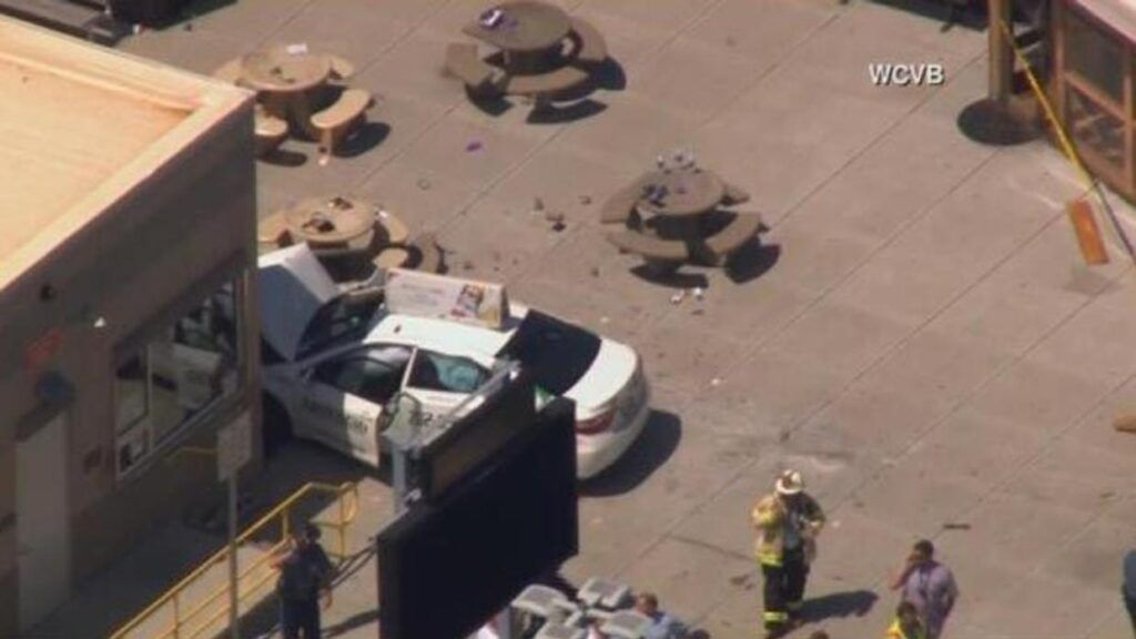 Un carro embiste una multitud en Boston