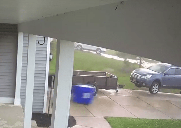 VIDEO: El momento en que un tornado levanta un auto
