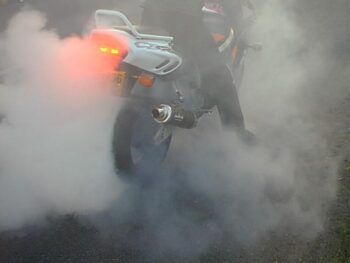 Por humo del motor matan policía en Los Alcarrizos