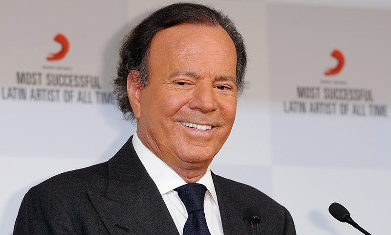 Julio Iglesias prepara libro de memorias mientras planea su defensa en demanda de paternidad.