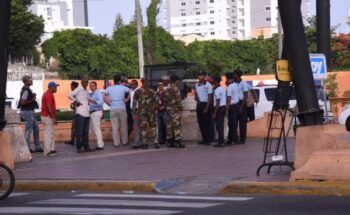 Limpiavidrios apedrean agentes municipales del DN tras impedir sus funciones en calles.