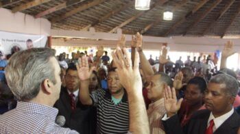 Luis Abinader recibe apoyo de dirigentes en Barahona
