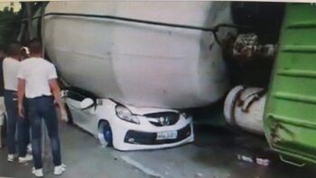 (Video) Camión aplasta una familia completa