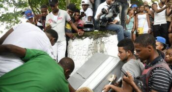 Con alcohol y música sepultan los restos del joven asesinado por sacerdote. Esto es lo que ha pedido la iglesia católica.