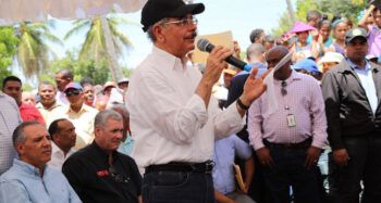 Danilo Medina promete apoyo a productores de rulos y guineos de Cristóbal.