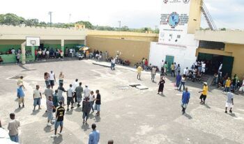 Se ahorca preso en cárcel  La Victoria