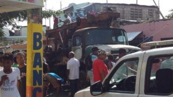 Camión mata dos personas en Los Mina
