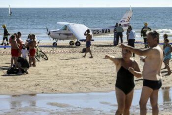 Avioneta aterriza en una playa y mata a dos bañistas