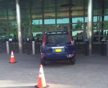 Intenta entrar a la mala a embajada de EEUU en STO DGO