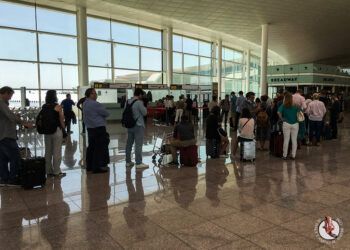 Más de 40 vuelos cancelados en por Maria