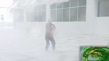 VIDEO: Periodista de Telemundo reporta en medio del huracán Irma