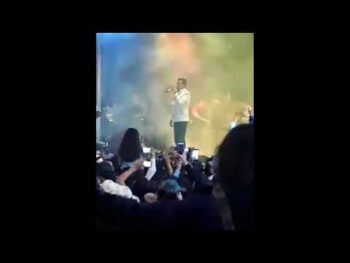 (Video) Aparece bruja en un concierto