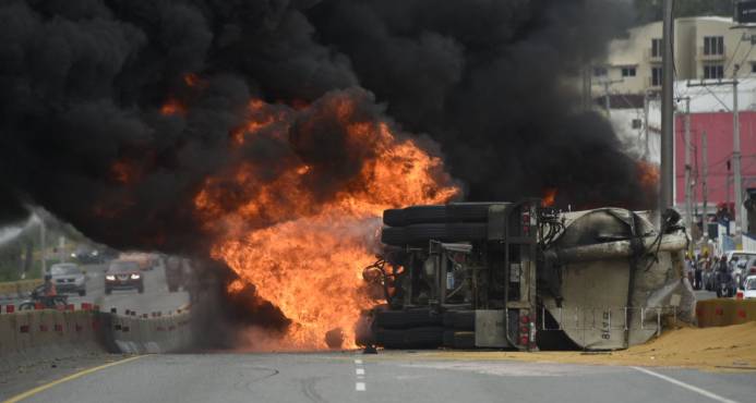 Camión se incendia en autopista Las Américas