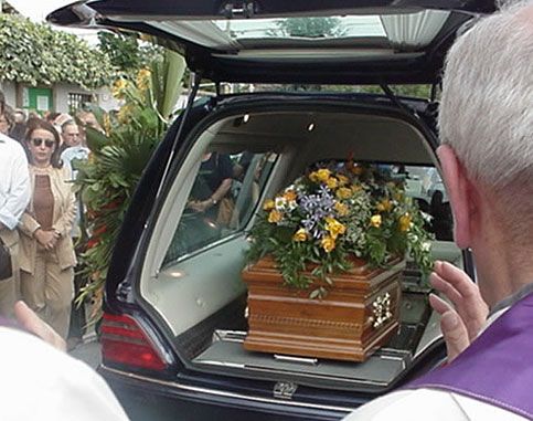 Carro fúnebre pierde cadáver en el camino