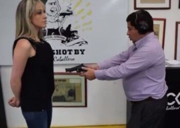 Probó un chaleco antibalas con su mujer (Video)